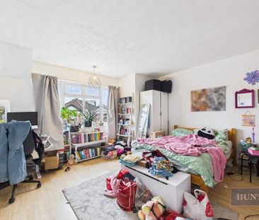 5 bedroom House To Let - Photo 4