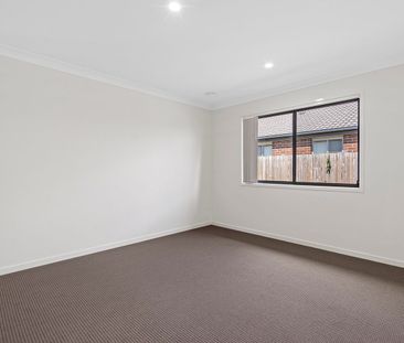 Gorgeous modern home, ready for you and your family! - Photo 2