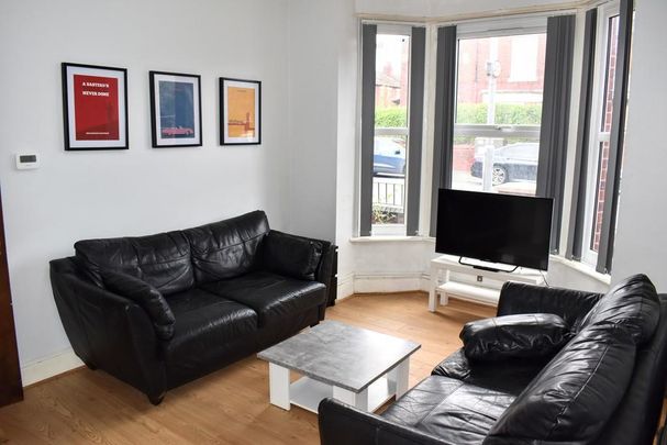 4 bedroom end of terrace house to rent - Photo 1