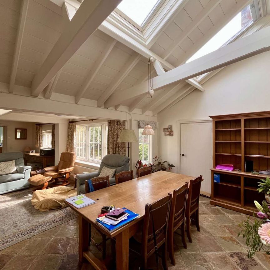 SAVILLS NEWBURY: A fantastic home offering Hungerford living at it's best - Photo 1