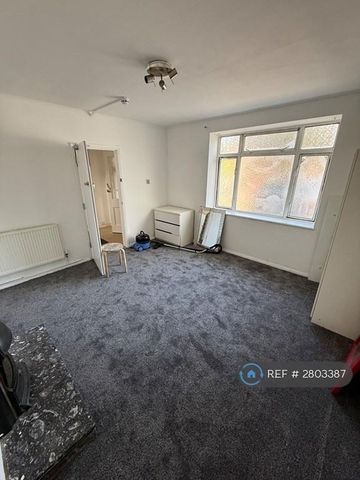 1 bedroom in a house share to rent - Photo 4