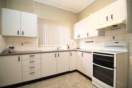 Three Bedroom Family Home - Photo 3