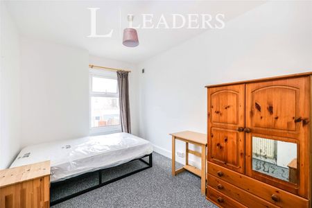 4 bedroom house to rent Percy Road, PO4 - Photo 4