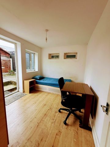 2 Bed Flat, Blenheim Road, E15 - Photo 3