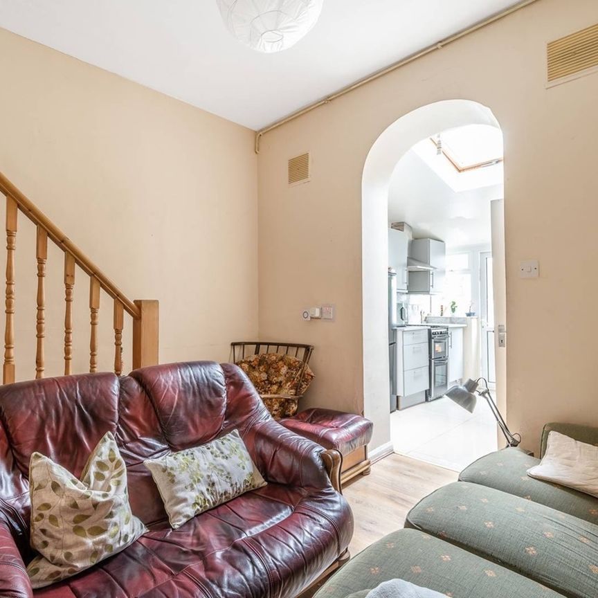 4 Bed Terraced House, St. Martins Close, NW1 - Photo 1