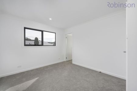 Three bedroom townhouse with double garage - Photo 5