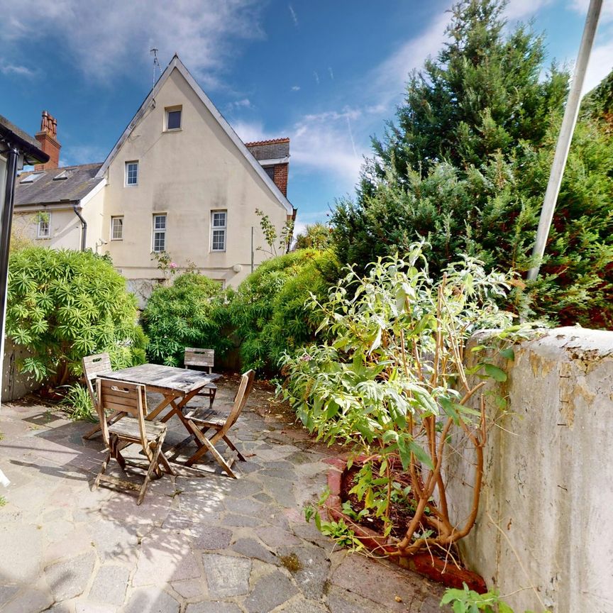 Terraced House to rent on - Photo 1