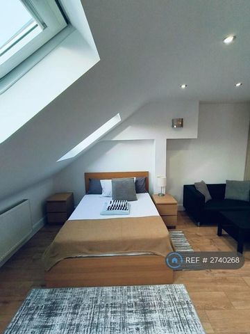 1 bedroom in a house share to rent - Photo 3