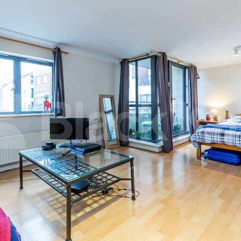 2 Bedroom, 2 bath, 1 reception Flat - Photo 1