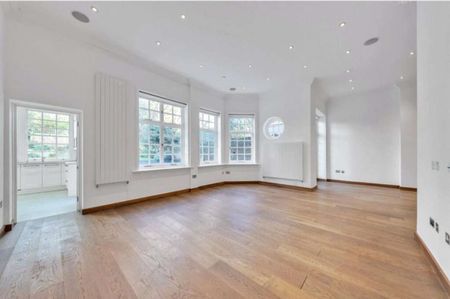 A fantastic 4 bedroom garden apartment in an impressive period conversion. - Photo 3