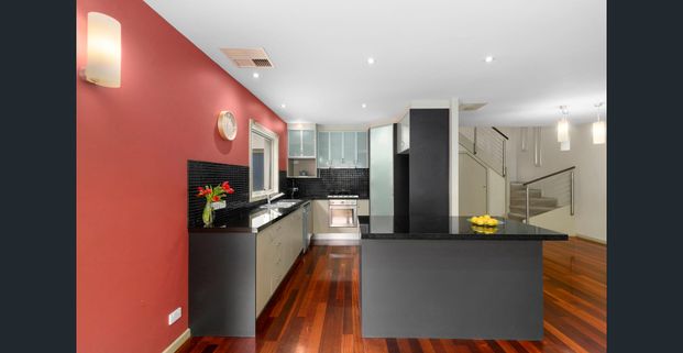 Modern townhouse in a prime location - Photo 1