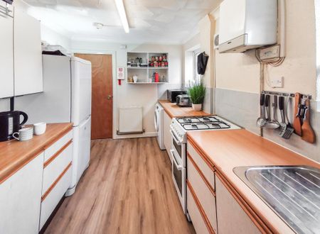 5 bedroom semi-detached house to rent - Photo 5