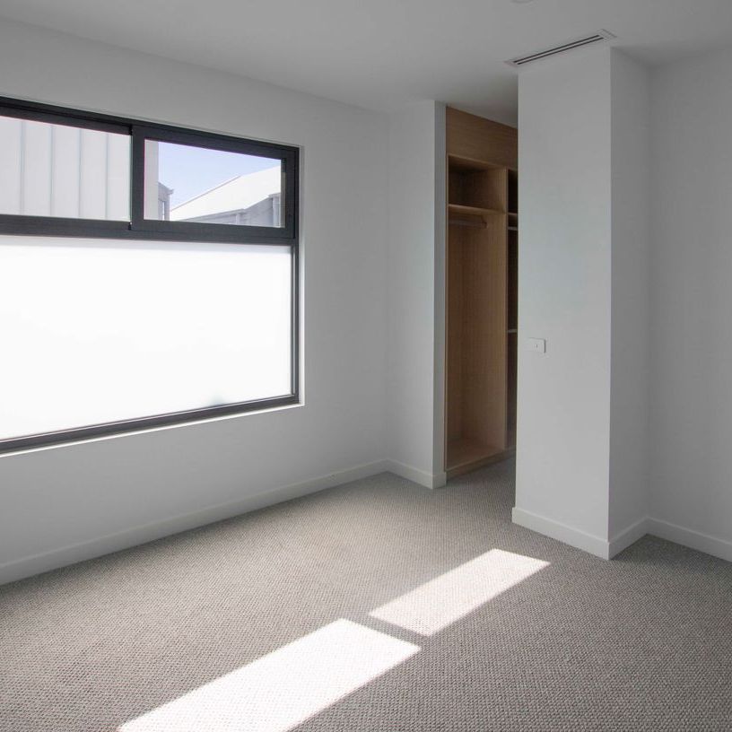 Architecturally crafted townhouse - Photo 1