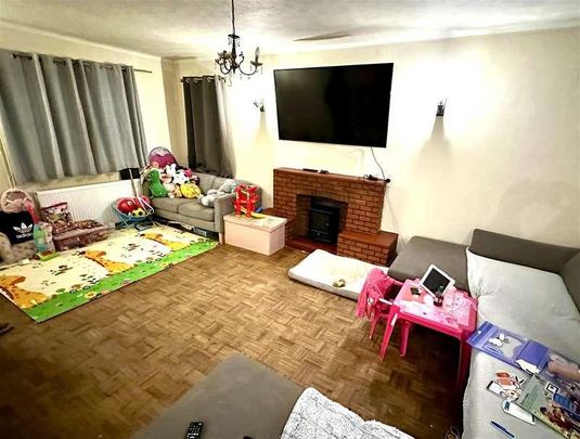 Cove Road, Farnborough, GU14 - Photo 1