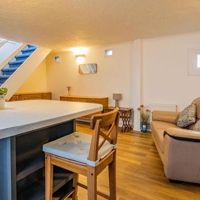 1 bedroom coach house to rent - Photo 1