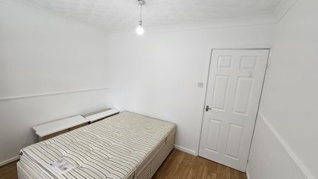 1 bedroom in a house share to rent - Photo 4