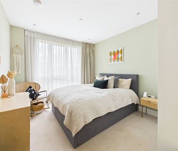 Camera House, 5 Pinewood Gardens, Teddington, TW11 - Photo 2