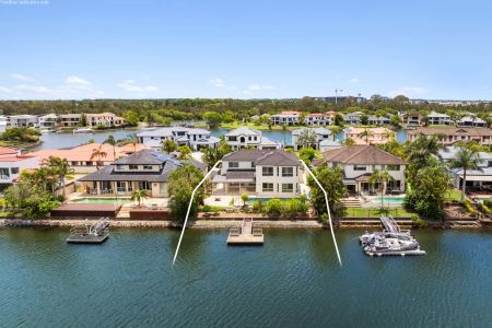 Large 5-Bedroom Waterfront Home in a gated community, in Helensvale ! - Photo 4