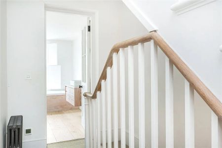 5 bedroom house in London - Photo 2