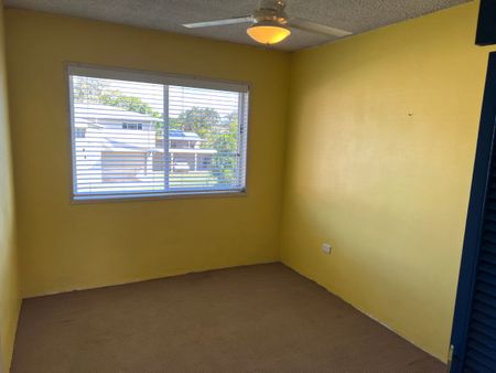 Esplanade Living Opposite Urangan Beach - Photo 3