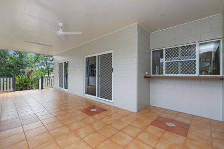 Spacious Family Home with Elevated Views in White Rock – Available 11 September - Photo 2