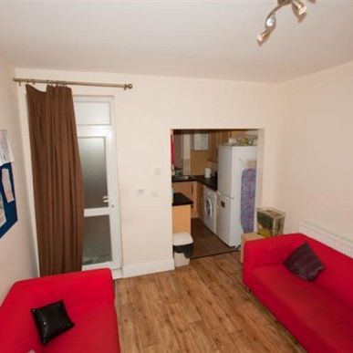 Newly refurbished 5 double bedroom house for July 2014! - Photo 1