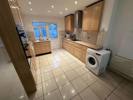 5 bedroom flat share to rent - Photo 4