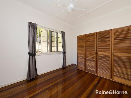 QUEENSLANDER - GOOD SIZE HOUSE NEAR UQ! - Photo 2