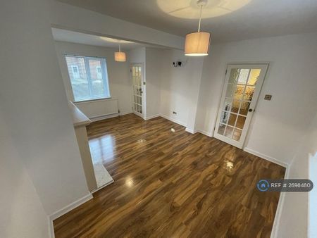 3 bedroom semi-detached house to rent - Photo 4