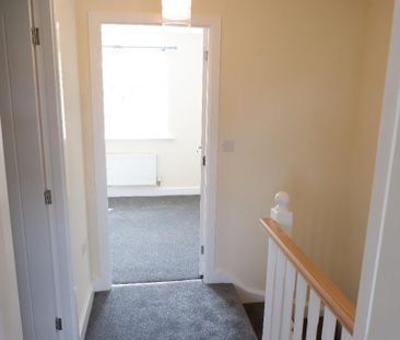 2 bedroom end of terrace house to rent - Photo 3