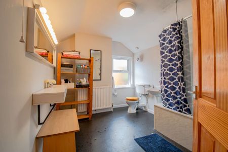 Cosy four bed on Dogfield Street - Photo 2