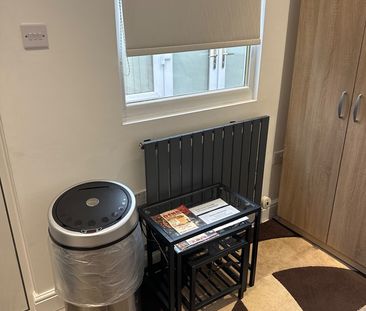 Bedsit, Manley Road, M21 - Photo 4