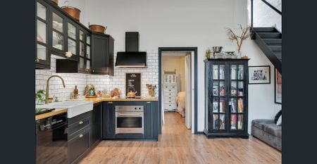 Versatile One Bedroom with Loft Studio and Courtyard - Photo 4