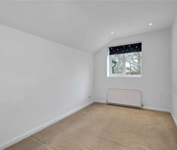 A beautifully presented four bedroom terraced home offering generou... - Photo 4