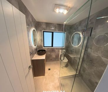 Modern Four-Bedroom Home, close to Westgate Mall - Photo 3