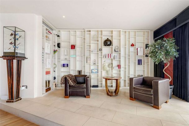 A sensational two bedroom apartment in a popular riverside development by Chelsea Bridge. - Photo 1
