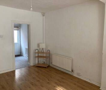 Partly Furnished 3 Bedroom Terrace - Photo 1