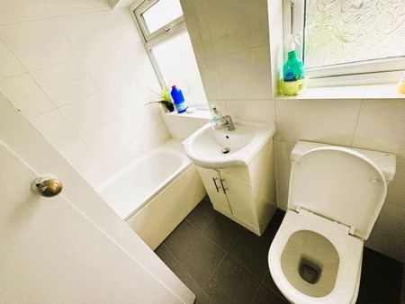 3 Bed Terraced House, Kenton Lane, HA3 - Photo 2