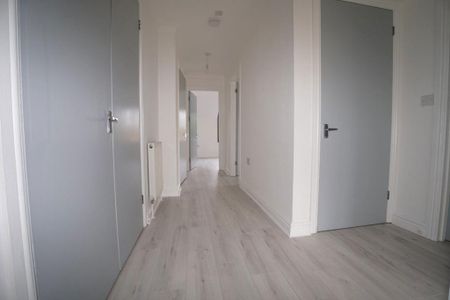 3 bedroom flat to rent - Photo 3