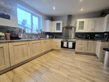 5 bedroom semi-detached house to rent - Photo 3