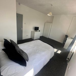 4 bedroom terraced house to rent - Photo 2