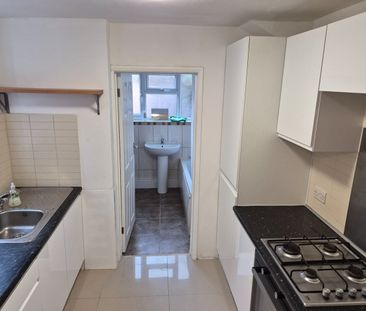 3 Bed Terraced House, Wilson Road, RG30 - Photo 6