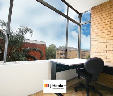 SPACIOUS APARTMENT IN HIGH RISE BUILDING. MOMENTS TO BEACH & SHOPS. - Photo 2