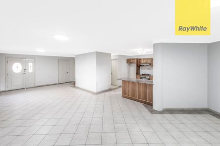 Modern 3 bedroom townhouse. Large, private, sunny courtyard. - Photo 4