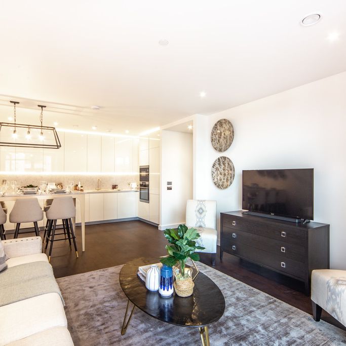 3 Bedroom Apartment, Charles Clowes Walk, London - Photo 1