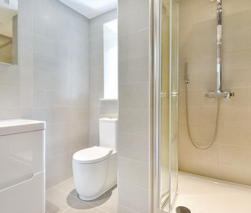 Flat to rent - Baston Road, Bromley, BR2 - Photo 4