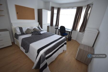 4 bedroom semi-detached house to rent - Photo 5