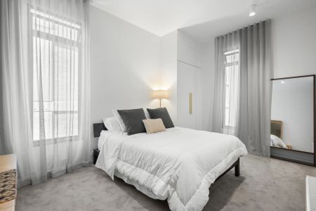 Exclusive Roma Building Apartment with North-Facing Terrace - Photo 2