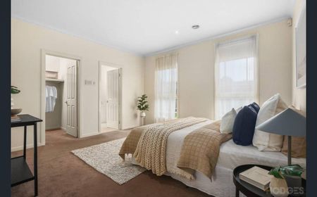 GREAT SIZED HOME | IDEAL LOCATION | STYLE AND COMFORT - Photo 3