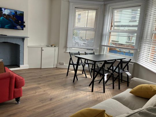 6 bedroom house - Photo 1